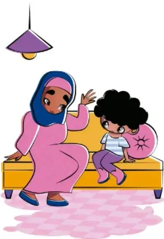 Mujer adulta con hiyab azul y vestido rosa conversa sentada en un sofá amarillo con un niño de cabello rizado, en una sala con lámpara colgante; ilustración de Ru Mendoza, Puebla.