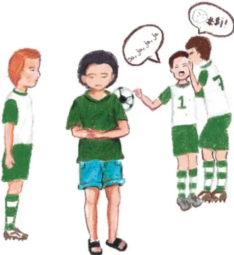 Ilustración de cuatro niños en el patio escolar: uno con playera verde y shorts azules mira hacia abajo, otro niño con uniforme verde y blanco sostiene un balón y dos niños más al fondo se burlan con globos de diálogo que dicen '¡Ja, ja, ja!' y '#$%!'.