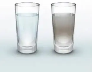 Dos vasos con agua: uno limpia y otro contaminada.