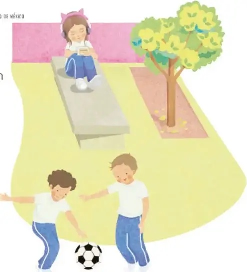 Niña sentada en una banquita del patio escuchando con audífonos mientras dos niños juegan al fútbol bajo un árbol.