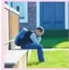 Ilustración de discriminación: hombres subiendo escaleras mientras mujer está al pie.