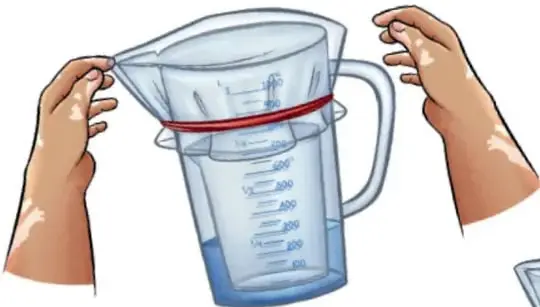 Manos colocando el plástico sobre la boca de un recipiente con agua y una liga roja.