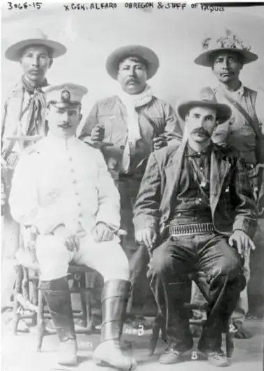 Fotografía histórica en blanco y negro de un grupo de hombres armados, algunos con sombrero y uniforme, identificados como 'Gral. Alvaro Obregón y Staff of Yaquis'.