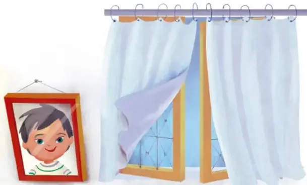 Julián, un niño con playera blanca y shorts azules, abriendo la puerta de su habitación.