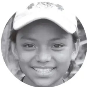 Fotografía circular en blanco y negro de una niña sonriente con gorra, como imagen decorativa de la sección «Escenario aula».