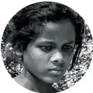 Retrato en blanco y negro de una niña con expresión seria.