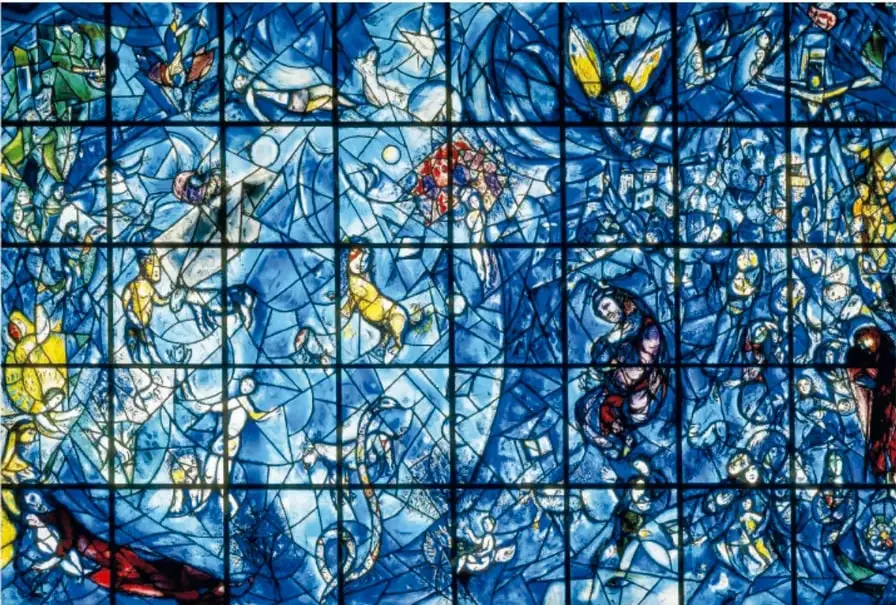 Vitral Peace Window de Marc Chagall: composición rectangular dividida en cuadrículas, dominada por tonos azules, con figuras humanas, animales y símbolos religiosos en amarillo, rojo y verde.