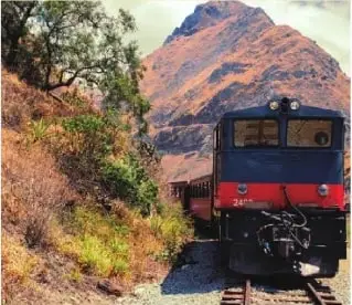 Fotografía de un tren atravesando un paisaje montañoso del Ecuador.