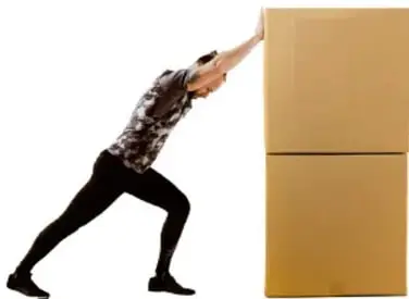 Persona empujando un refrigerador, ilustrando una fuerza de empuje.