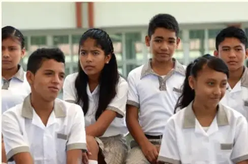 Fotografía de seis estudiantes de secundaria con uniforme escolar, sentados y mirando al frente.