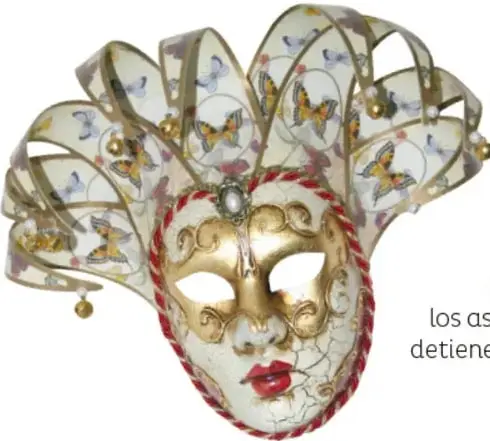 Máscara veneciana decorada con mariposas doradas, un rostro pintado con labios rojos, joyas y un abanico o corona de láminas transparentes.