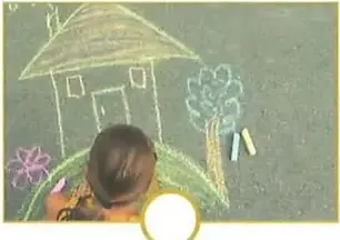 Niña dibujando una casa con tiza.