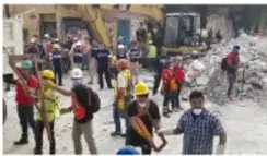 Fotografía de brigadas de rescate y personal con cascos y chalecos entre escombros durante el sismo de 2017.