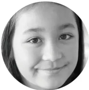 Fotografía en blanco y negro del rostro de una niña sonriente.