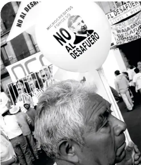 Fotografía de una protesta con globos que dicen 'No al desafuero' y 'Michoacanos de fondo'.