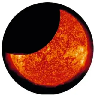 Eclipse parcial: disco solar naranja-rojizo parcialmente cubierto por el disco oscuro.