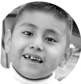 Fotografía circular en escala de grises de un niño sonriendo, junto al texto motivador sobre formar parte de la solución.