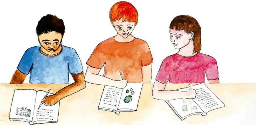Ilustración de tres estudiantes sentados a una mesa escribiendo en sus cuadernos; uno de los cuadernos muestra un calendario y otro dibujos de plantas.