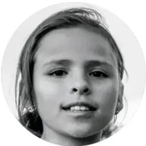 Retrato en blanco y negro de una niña sonriente, como ejemplo de descripción de personas.