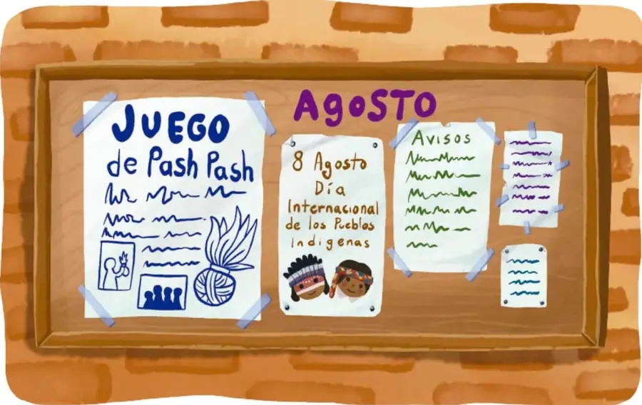 Periódico mural de madera sobre pared de ladrillo: cartel principal "Juego de Pash Pash" con dibujo de un pito de paja y figuras de personas, calendario con "Agosto", nota "8 de agosto, Día Internacional de los Pueblos Indígenas" con dos rostros infantiles ilustrados, hoja de "Avisos" y varias notas pegadas con cinta; firmado Armando Amezcua Mora, Guanajuato.