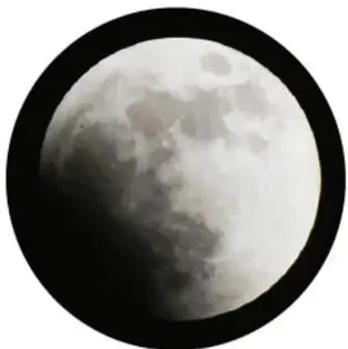 Fotografía circular de la Luna apenas oscurecida en un borde: eclipse penumbral.