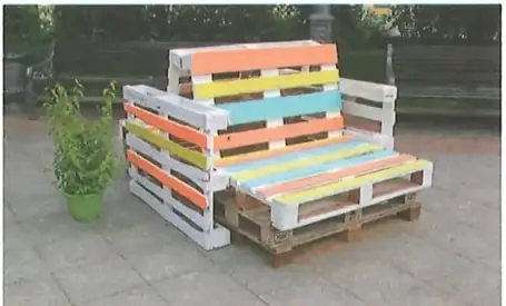 Banco o mueble elaborado con palés de madera pintados de varios colores.