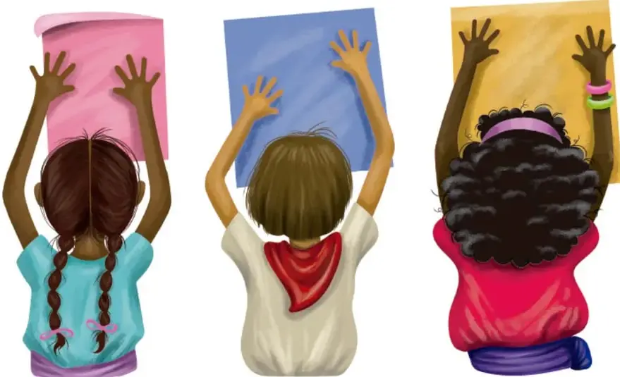 Ilustración de tres estudiantes de espaldas levantando cartulinas de color rosa, azul y amarillo, como si pegaran o mostraran sus trabajos en un muro.