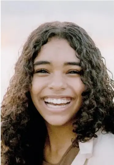 Fotografía completa de la mujer sonriente, sin franjas.