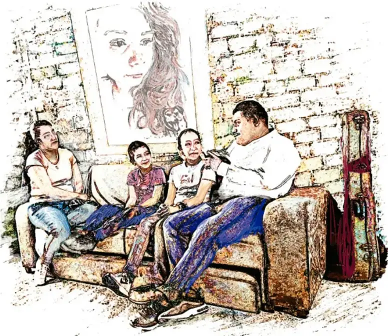 Ilustracion de una familia sentada en un sofa de una casa con paredes de ladrillo; al fondo cuelga un retrato de una mujer y a la derecha hay un estuche de instrumento musical. Obra de Jose Alfredo Jimenez Martinez, Michoacan.