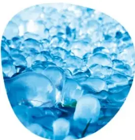 Hielo en fragmentos azules, ilustrando la solidificación del agua.