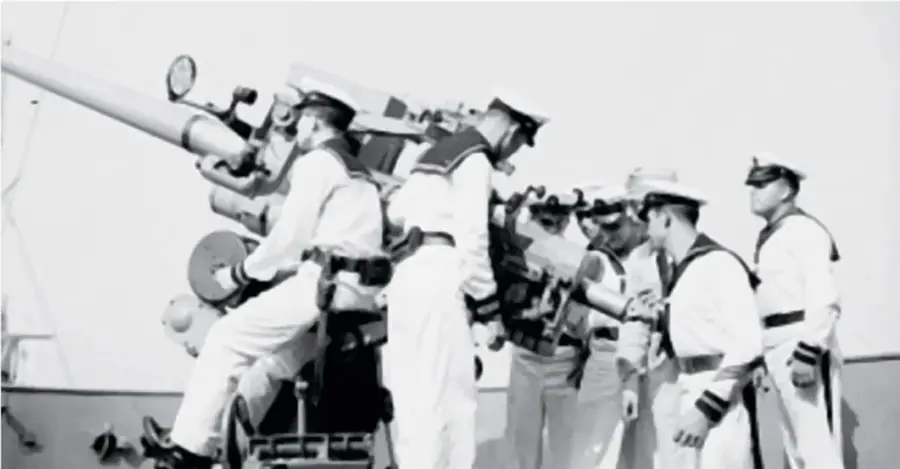 Marinos mexicanos uniformados operando un cañón de artillería naval durante una práctica o combate.