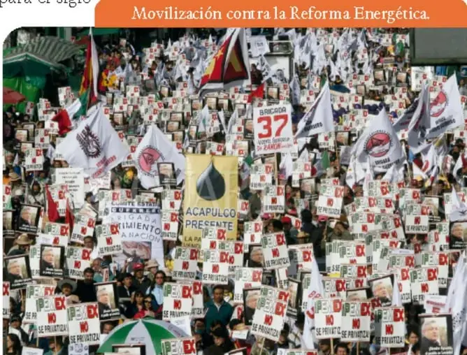 Fotografía de una protesta campesina con pancartas que dicen 'Soberanía alimentaria con campesinos', 'Maíz y frijol del Tlcán' y 'Fuerza maíz y frijol del Tlcán'.