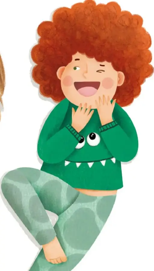 Niña con cabello rojo rizado, suéter verde con ojos y dientes, pantalón verde con manchas, sonriendo y guiñando un ojo.