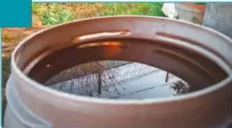 Toma aérea de un pozo o depósito de agua con paredes de concreto.