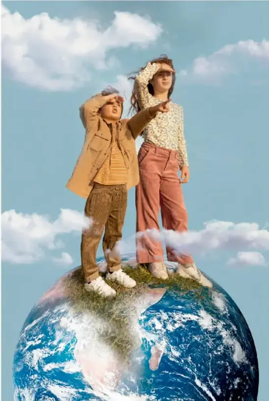 Fotomontaje de dos niños parados sobre un planeta Tierra diminuto entre nubes, ambos sujetándose la vista con la mano como si miraran a lo lejos: imagen hiperbólica que exagera la situación para reforzar el mensaje.