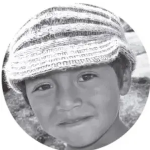 Fotografía circular en blanco y negro de un niño con sombrero tejido, que ilustra la sección 'Vivimos la experiencia'.