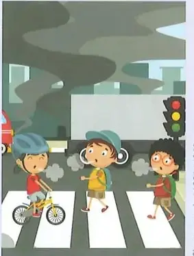 Niños cruzan una calle rodeada de humo y contaminación producida por vehículos.