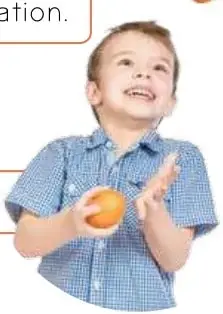 Niño haciendo malabares con naranjas y niña con uniforme de karate ejecutando una patada.