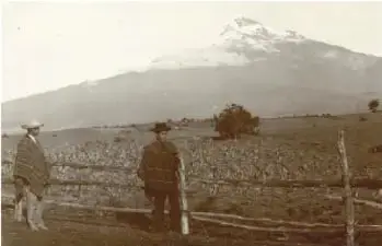 Fotografía histórica de indígenas campesinos trabajando en las faldas del Illiniza, en la Sierra ecuatoriana, entre 1898 y 1908.
