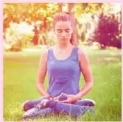 Recuadro de competencia socioemocional que presenta el yoga como una técnica de relajación y meditación, acompañado de una imagen de una persona practicándolo.