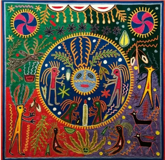 Ilustración de arte popular (estilo mexicano, probablemente de una comunidad indígena o rural) que representa de forma simbólica una cosmogonía: un gran sol con rostro humano rodeado de figuras humanas, animales, plantas y astros, en colores vivos rojos, verdes, amarillos y azules, con un sol pequeño en cada esquina superior, enmarcada con borde decorativo rojo.