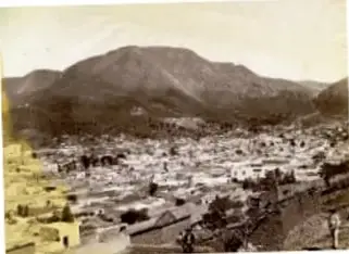 Vista actual de la ciudad con numerosas casas y edificios blancos extendiéndose por el valle.
