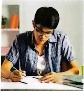 Imagen de un estudiante escribiendo, acompañada de un mensaje sobre la importancia de escribir con precisión.