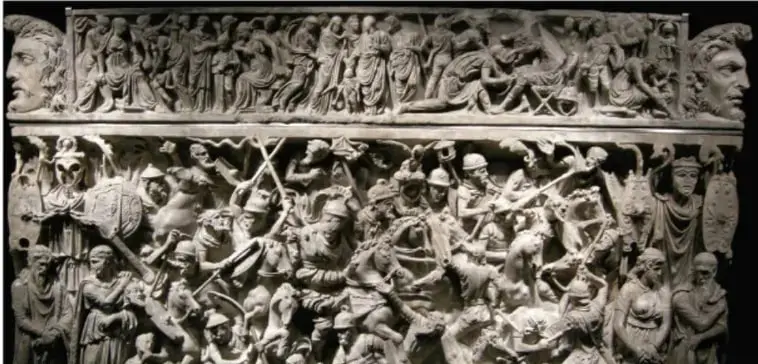 Relieve romano que representa una escena de batalla o conquista, con soldados y figuras en combate.