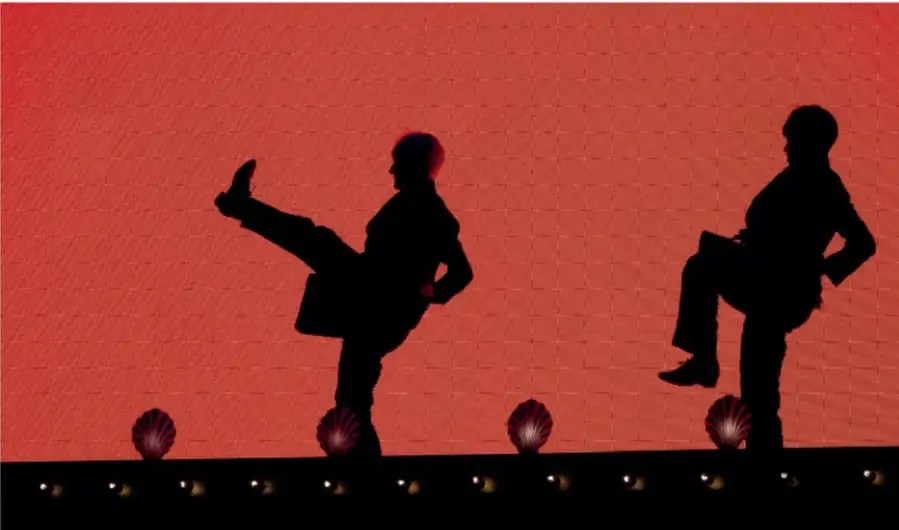 Fotografía de dos siluetas de personas en movimiento (parecen bailarines o personas en un escenario) sobre un fondo rojo intenso, posiblemente ilustrando la expresión oral y el ritmo al decir trabalenguas.