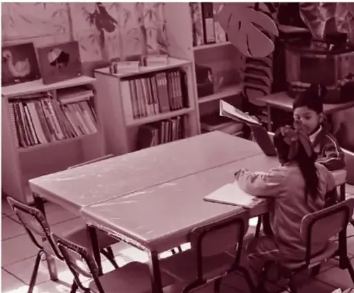 Imagen 1. Antes: biblioteca de aula con estanterías de madera y una estudiante leyendo en una mesa.
