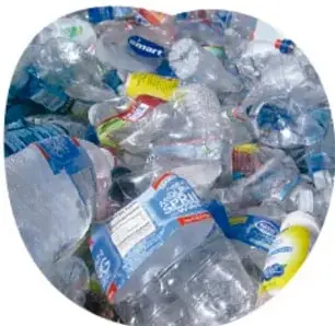 Fotografía de botellas y envases de plástico apilados.