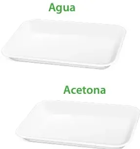 Dos bandejas de plástico vistas en perspectiva: una rotulada 'Agua' y otra 'Acetona'.