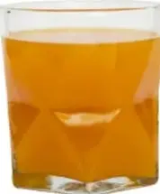 Vaso con jugo de naranja sobre fondo blanco.