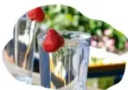 Vaso con agua natural.